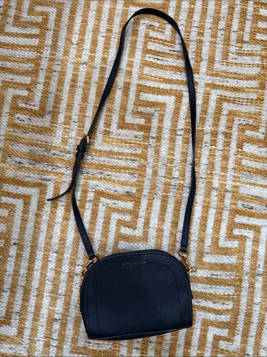 Marc Jacobs Handbags - Marc Jacobs New York Black Crossbody Leather Purse